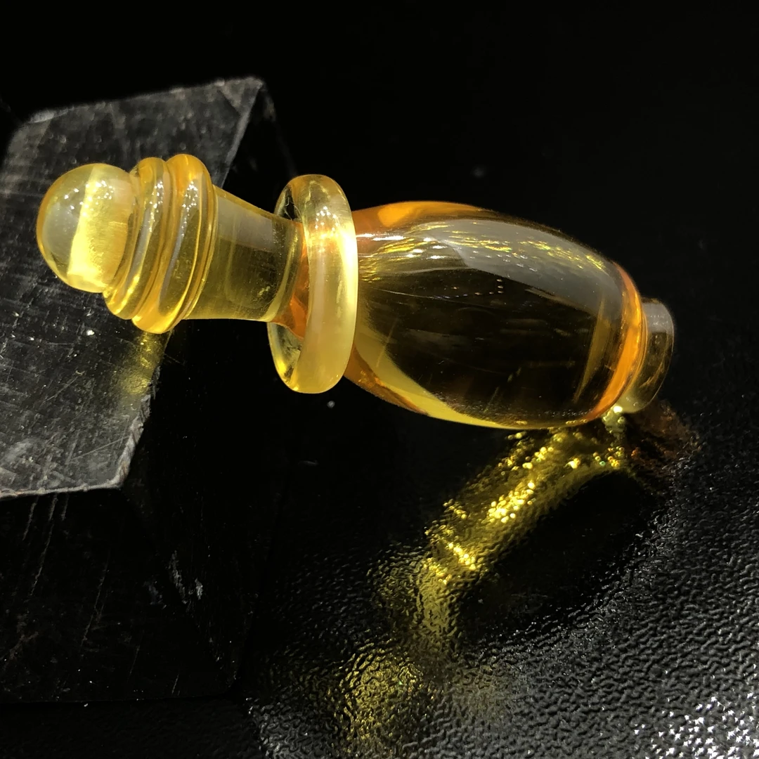 原生态琥珀雕刻艺术吊坠 鼻烟壶。