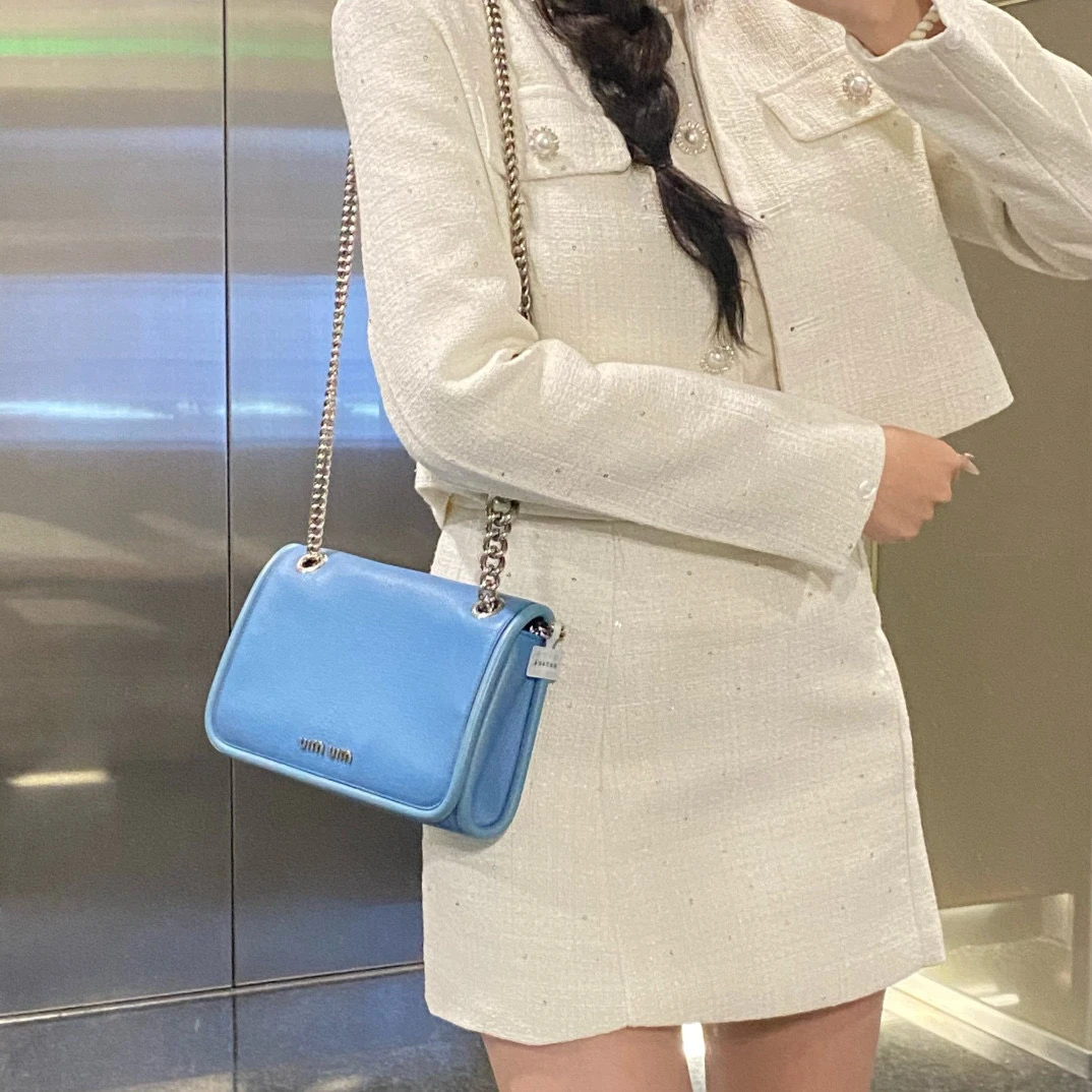 95新 MIU MIU/缪缪 miumiu蓝色链条斜挎单肩包