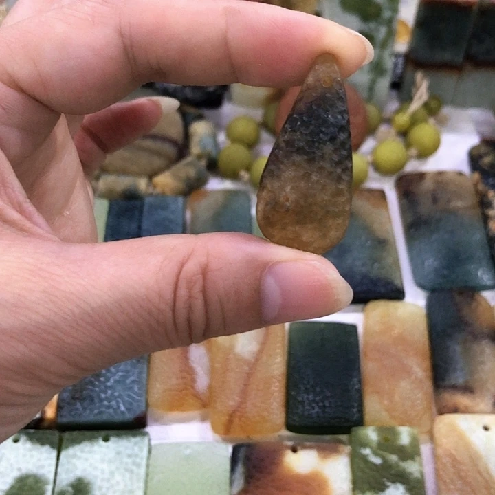 蛇纹石玉未镶嵌吊坠