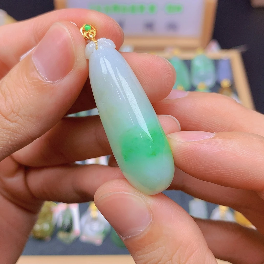 翡翠18K金镶嵌颈饰翡翠