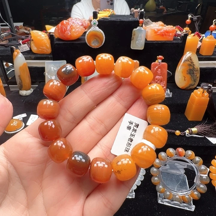 未镶嵌石英质玉（黄龙玉）颈饰