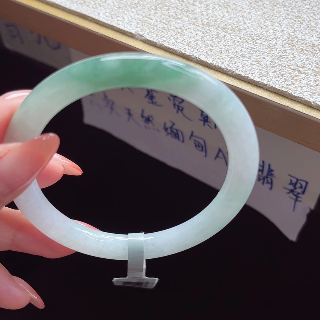 翡翠手镯未镶嵌手镯