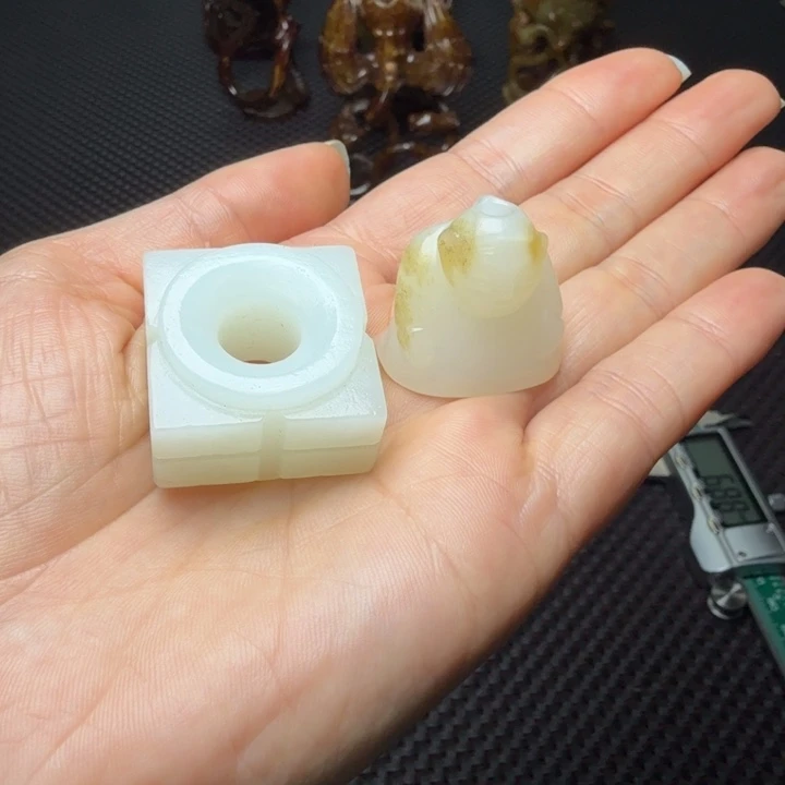 用***4新疆收藏珍品挂件