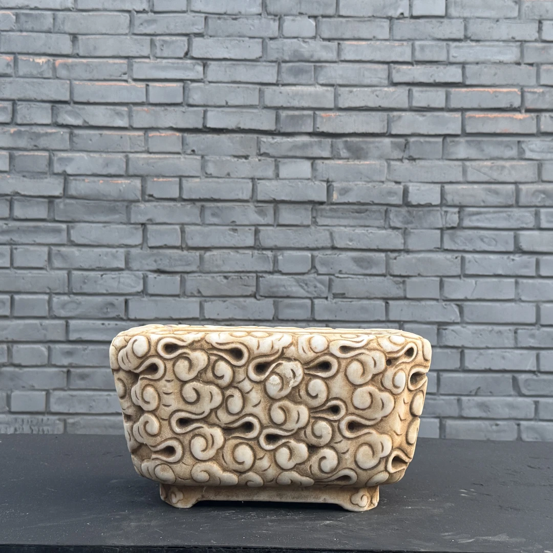 汉白玉祥云石盆包浆一流可用于假山装置养鱼尺寸：长40宽27高18cm