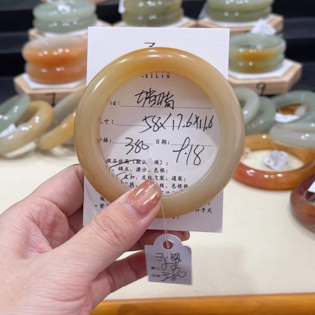 未镶嵌手镯石英质玉猪****？