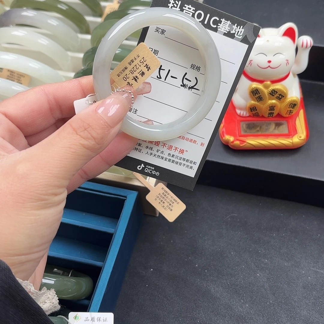 和田玉未镶嵌手镯