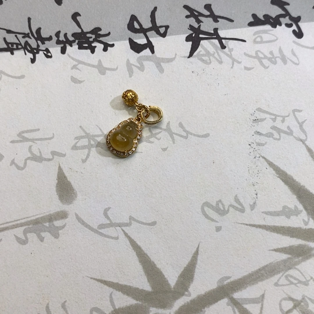芊***贝翡翠18K金镶嵌颈饰翡翠