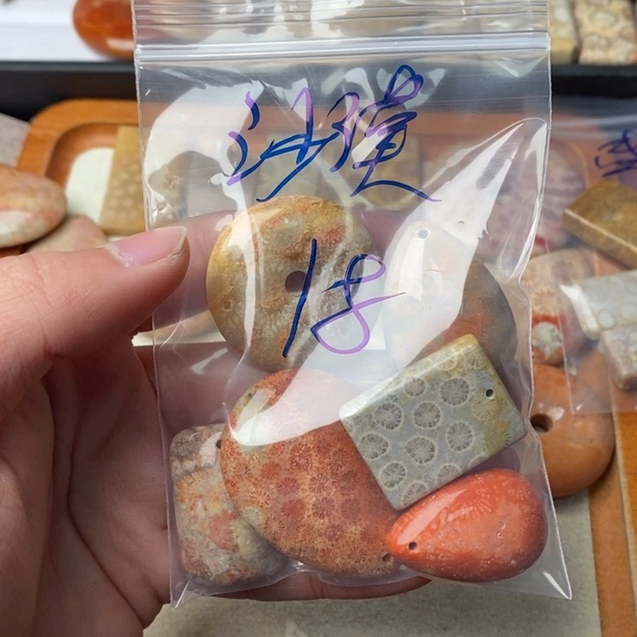 硅化玉颈饰足金镶嵌沙**驼