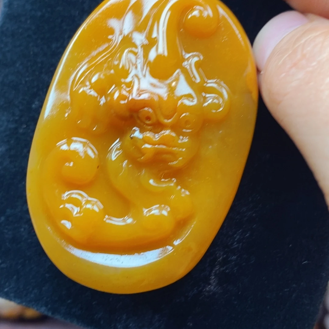 未镶嵌石英质玉（黄龙玉）颈饰