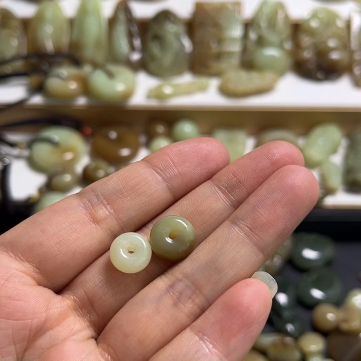 和田玉颈饰未镶嵌别****?