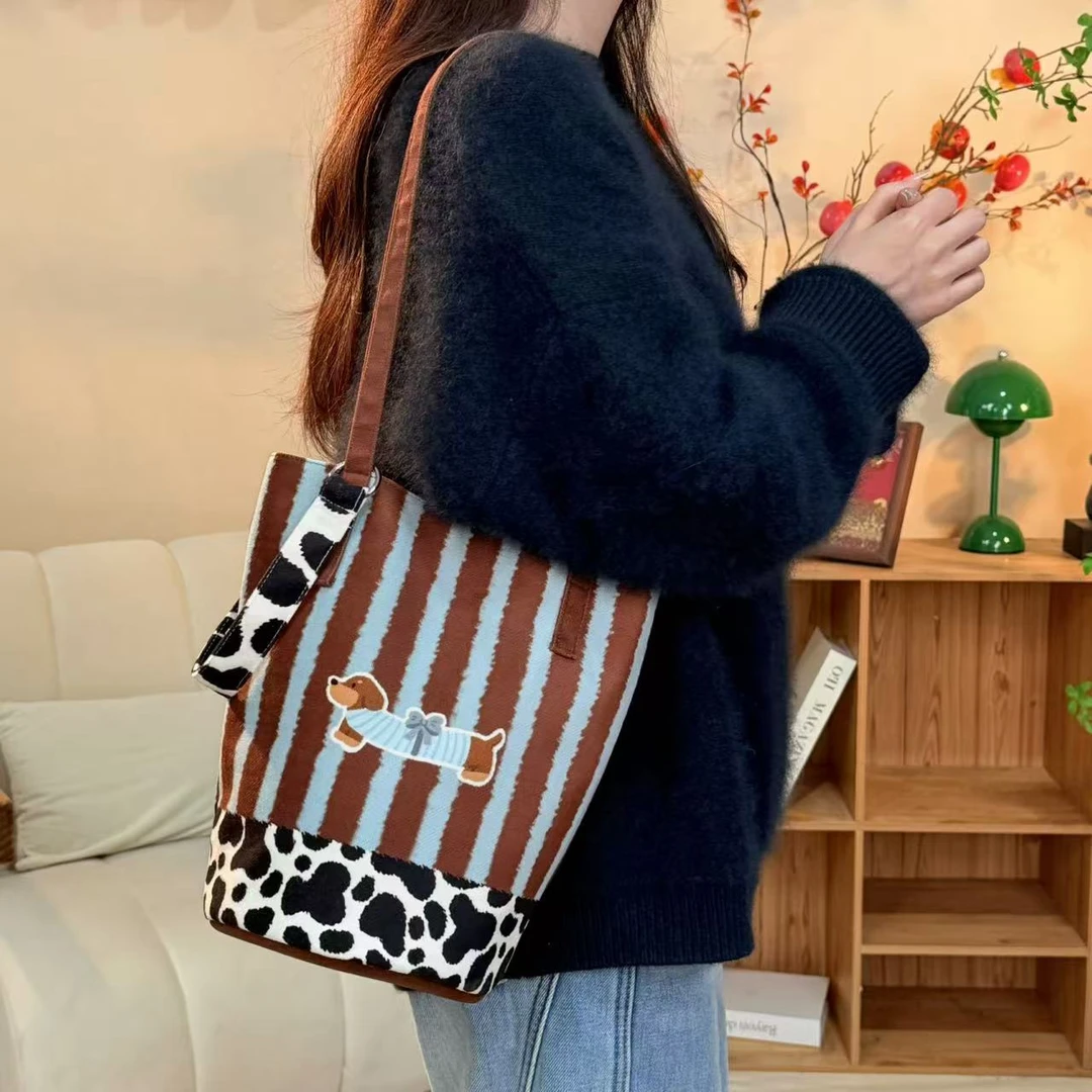 2024新款秋冬条纹腊肠狗细肩带水桶包单肩包可爱帆布包女AI
