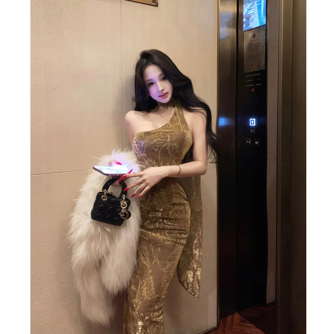 2025年秋季新款法式气质高级感复古斜肩包臀连衣裙显瘦收腰长裙女