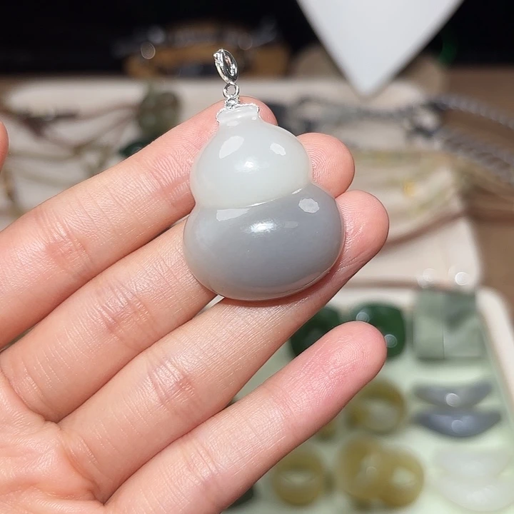 布***尼和田玉未镶嵌挂件