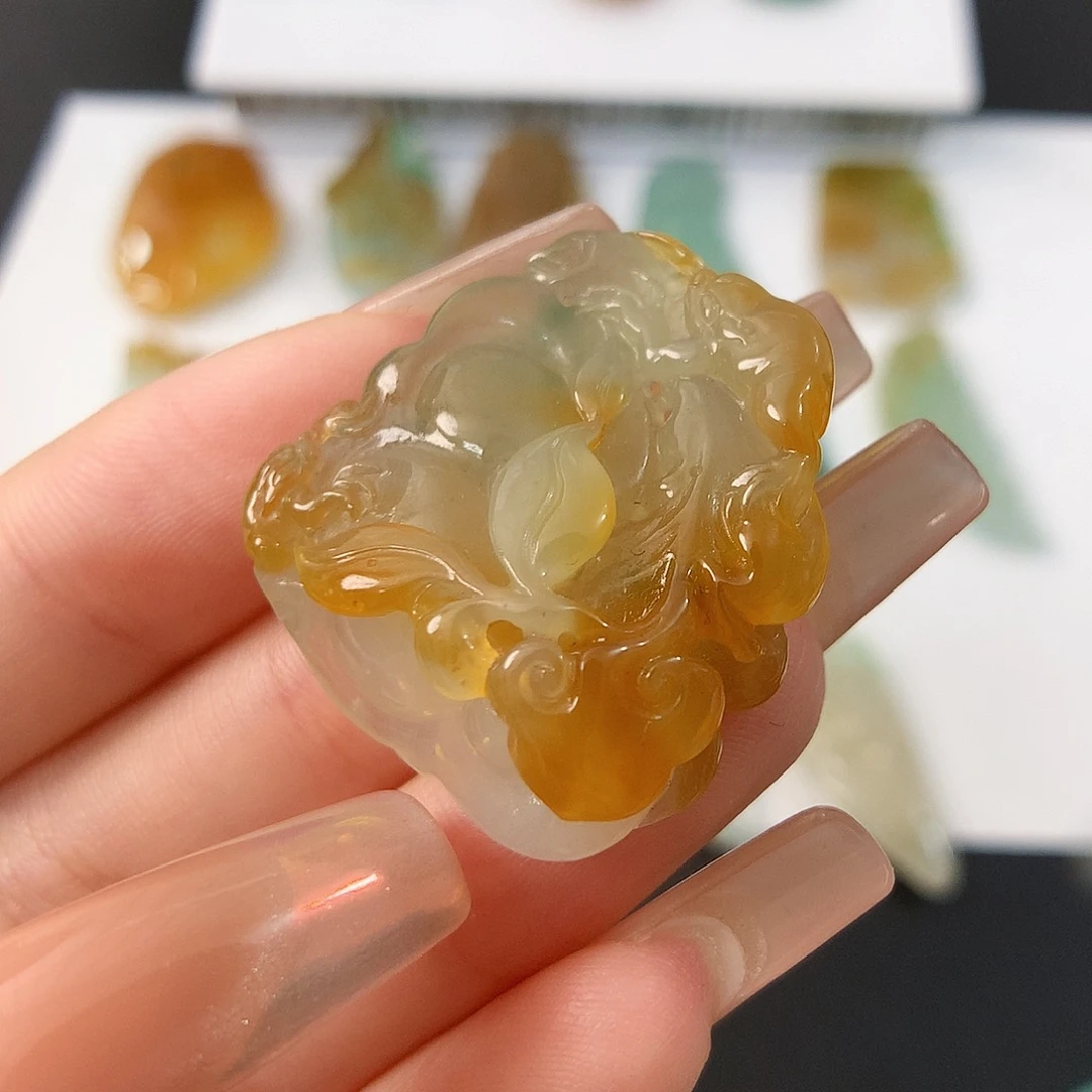 翡翠未镶嵌颈饰如意