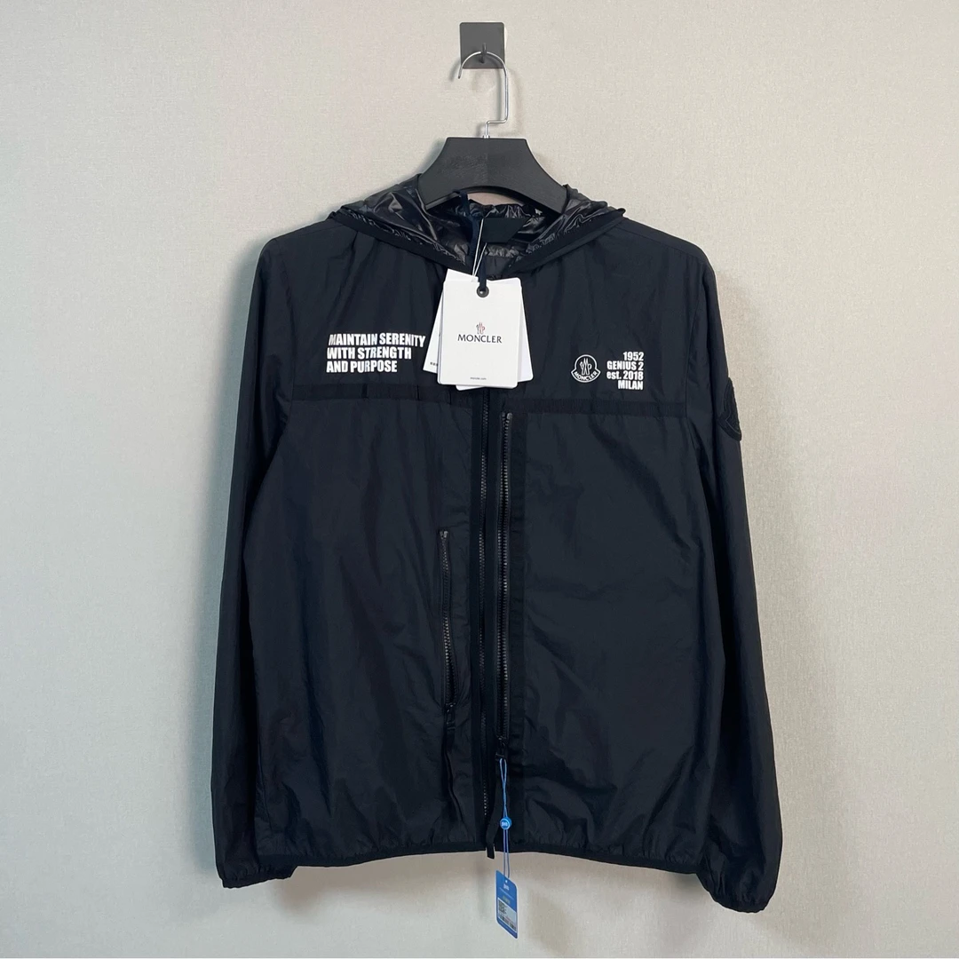 未使用 MONCLER 盟可睐新款徽标冲锋衣/L码/带吊/价11000
