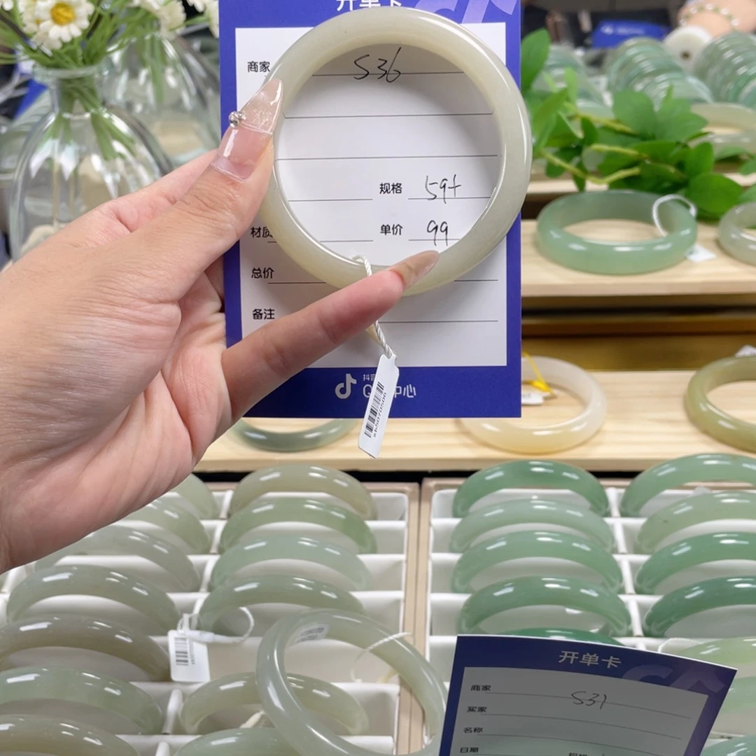 石英质玉手镯未镶嵌