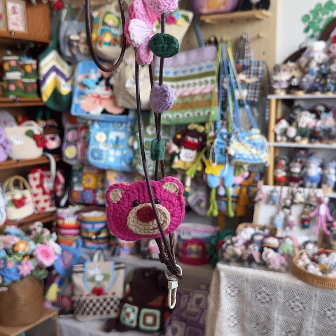 针织品草莓熊手机链长款