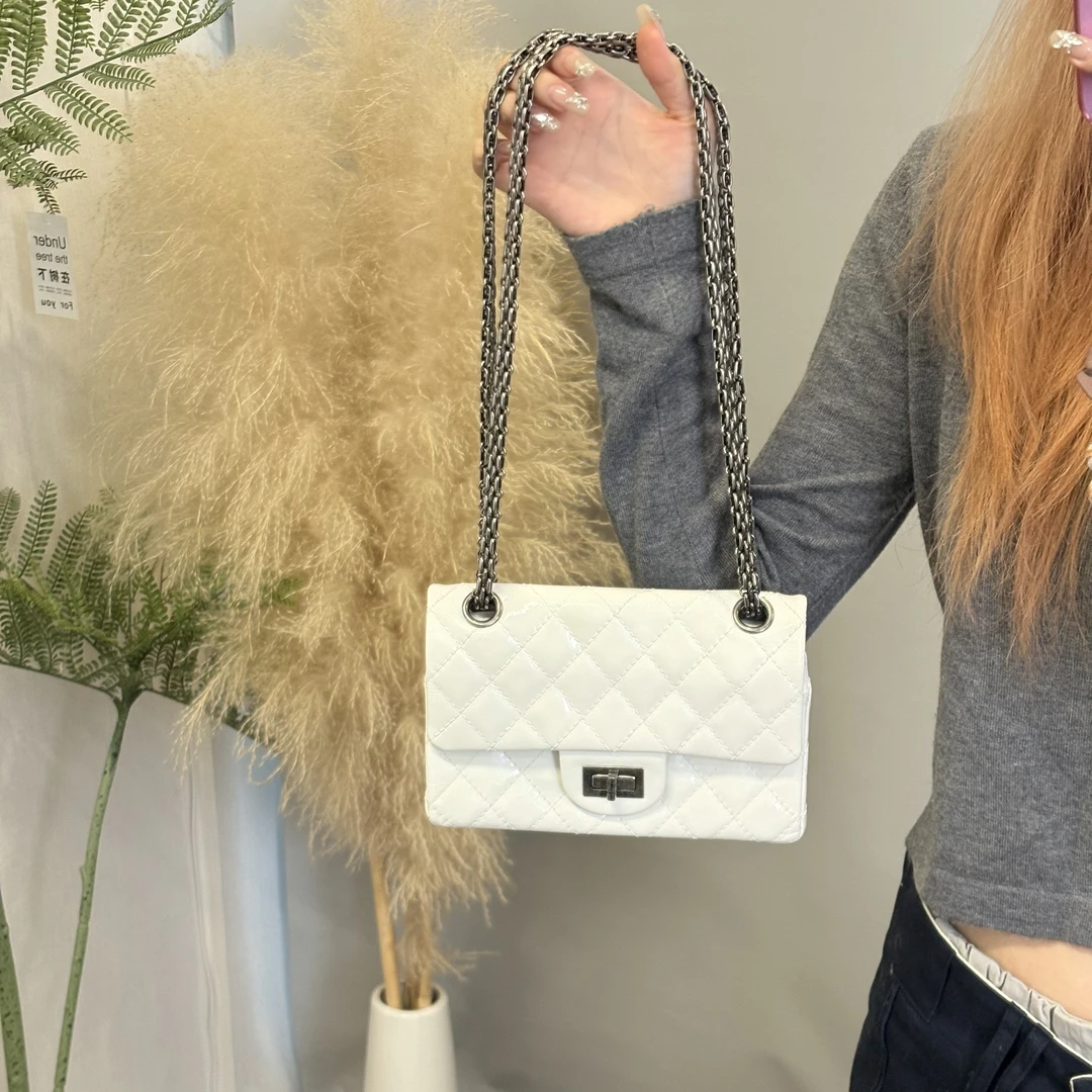 95新 Chanel/香奈儿 白色漆皮2.55链条斜挎包