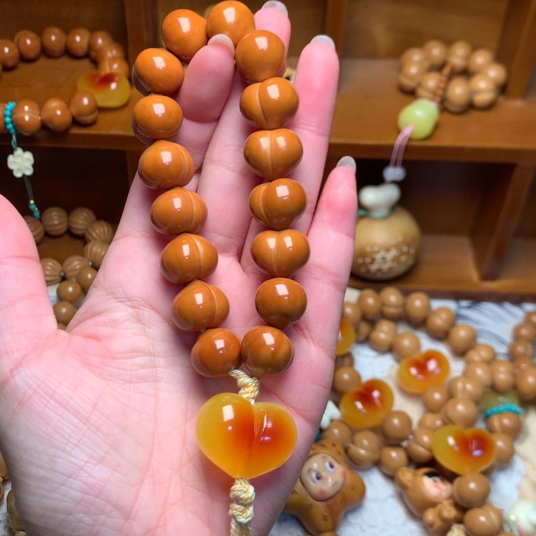 吊坠猴头核桃15玻璃底手持爱心