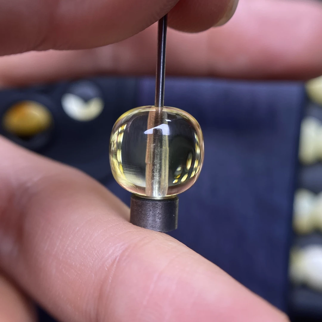 琥珀蜜蜡金珀老型配饰11.5×10.5mm，净水无优化，孔边仅点点植物点