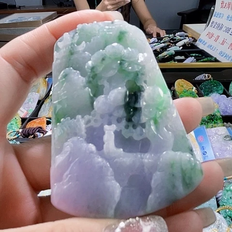 翡翠未镶嵌颈饰一个