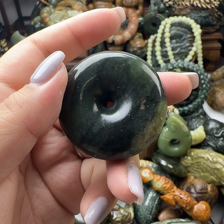 透闪石质玉未镶嵌珠宝奇石