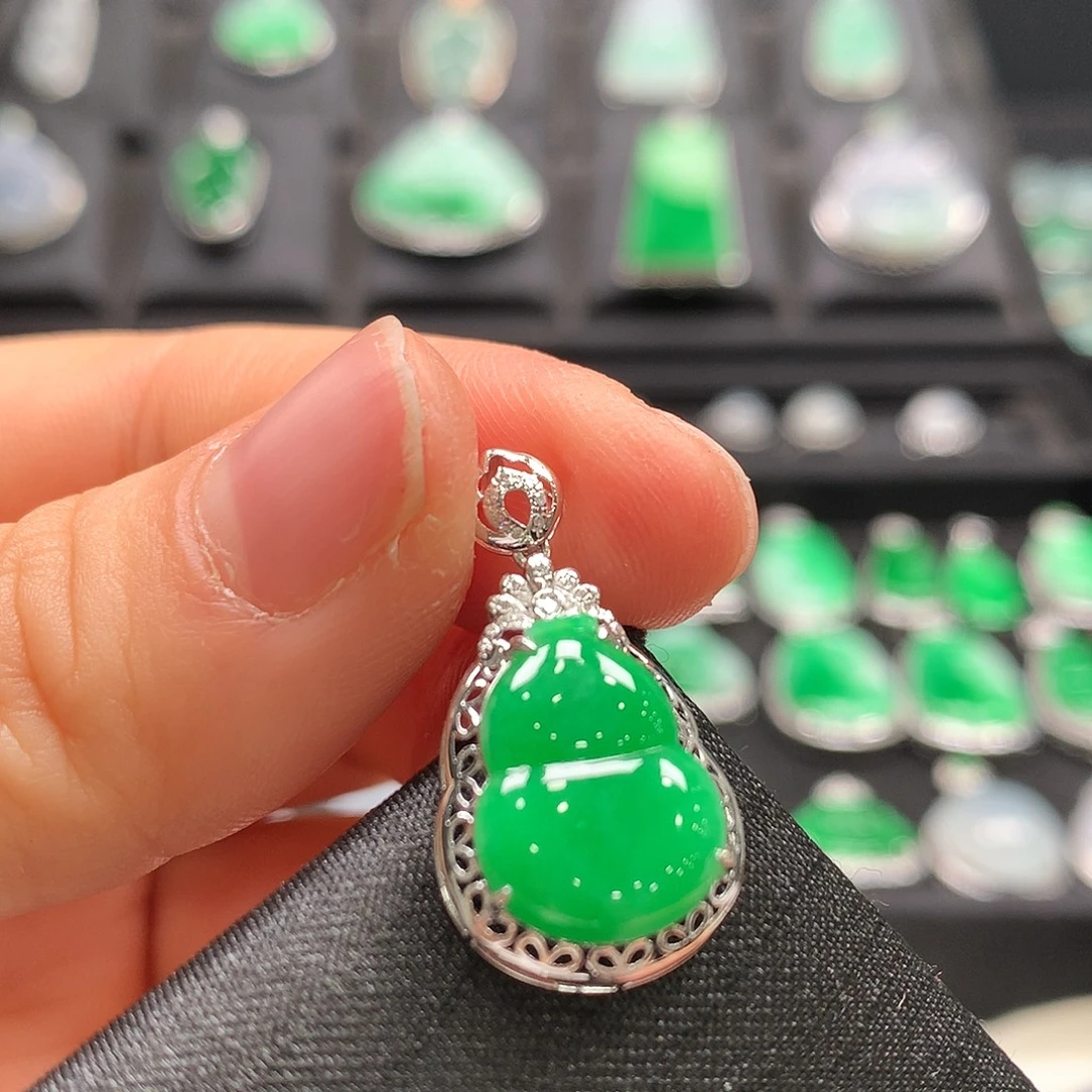 翡翠18K金镶嵌颈饰葫芦