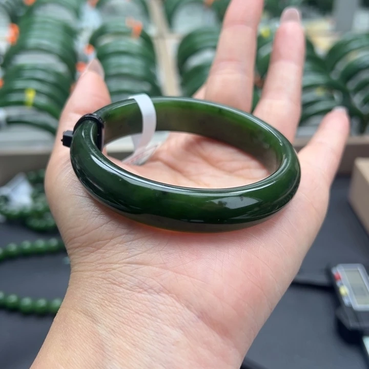 和田玉（碧玉）未镶嵌手镯