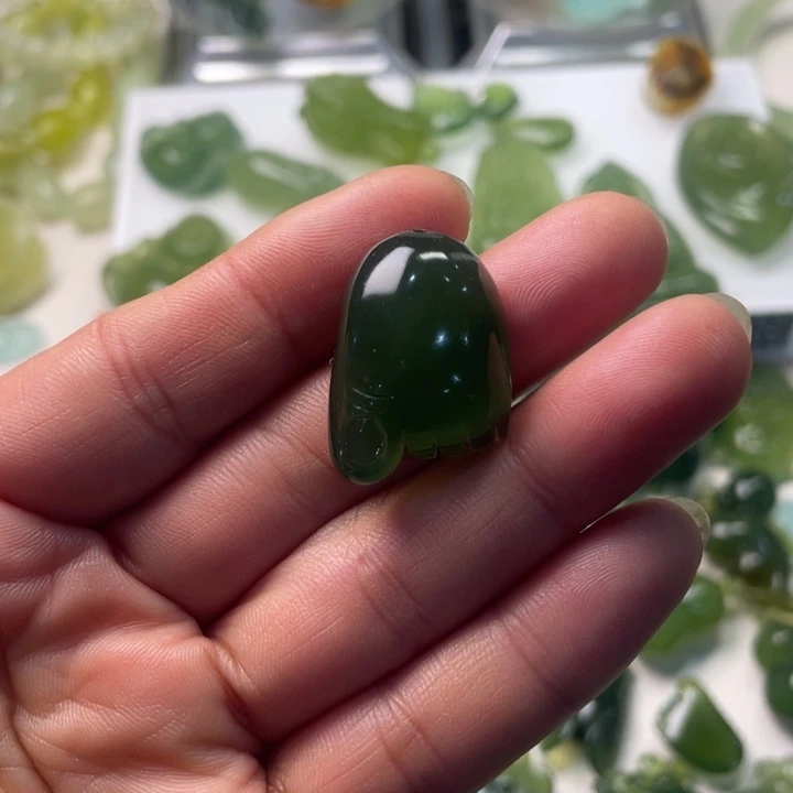 岫玉未镶嵌颈饰吊坠