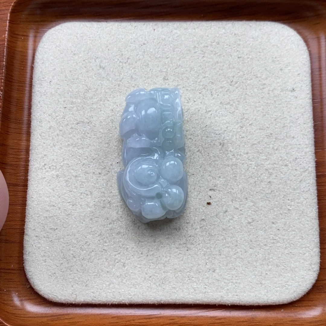 翡翠未镶嵌颈饰霸王貔貅