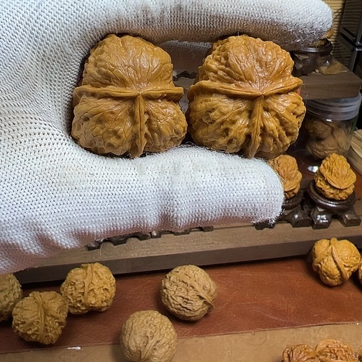 文玩核桃吊坠狮子三棱