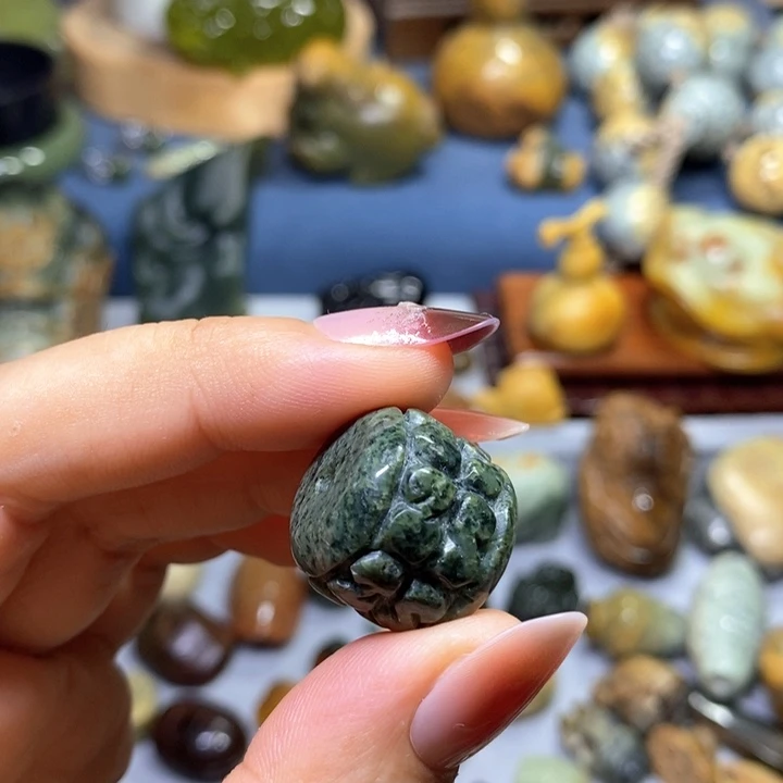 未镶嵌透闪石质玉挂件