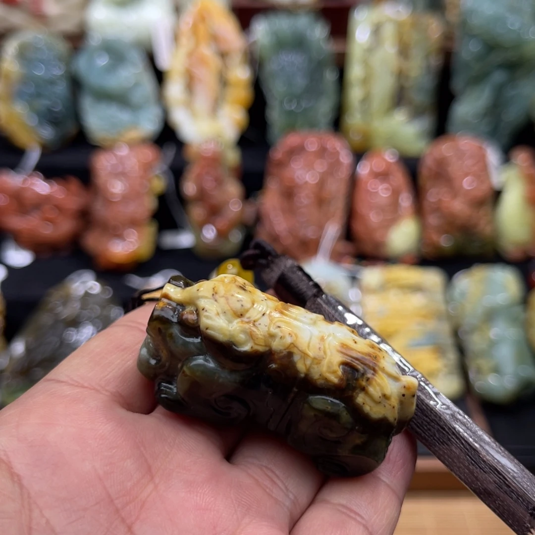 蛇纹石玉未镶嵌颈饰