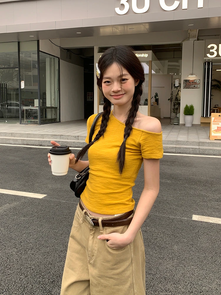 黄色斜肩短袖t恤女夏季新款修身短款显瘦辣妹体恤独特露肩小上衣