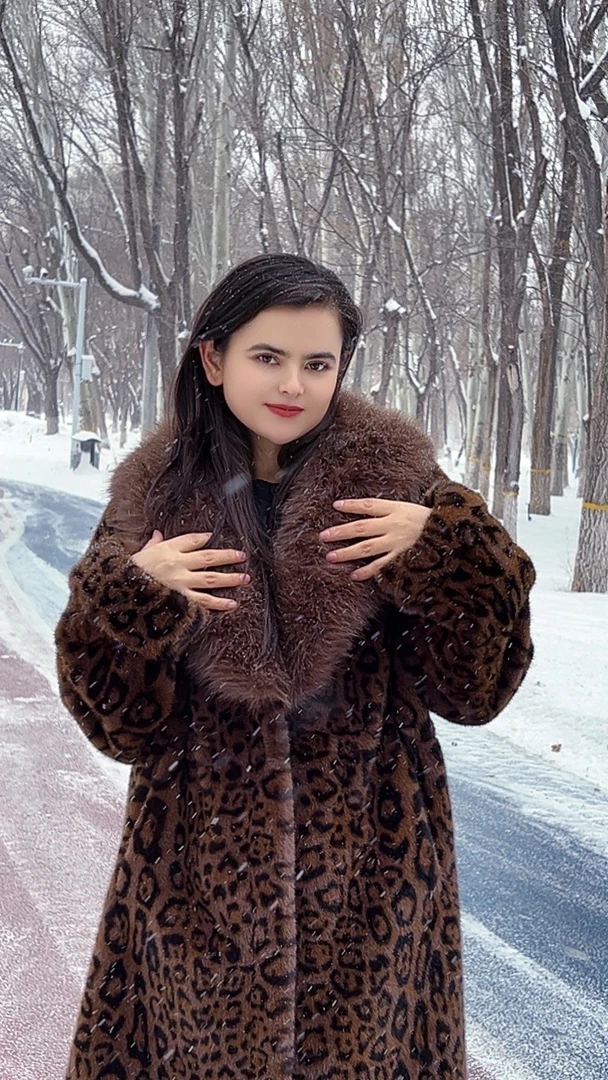 短款豹纹毛绒外套