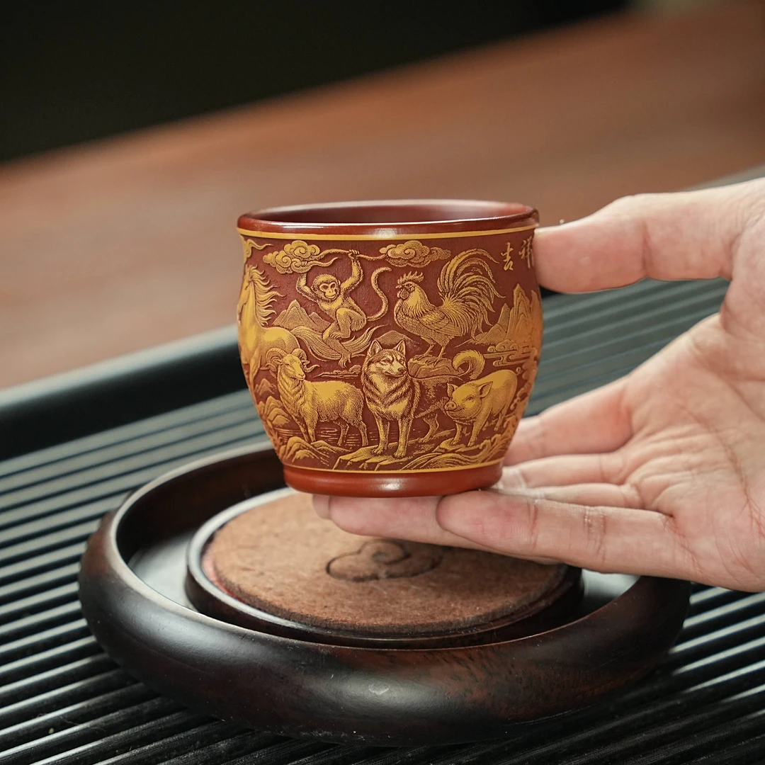 宜兴原矿紫砂大红袍粉浆段泥泥全手工刻绘吉祥满堂主人杯
