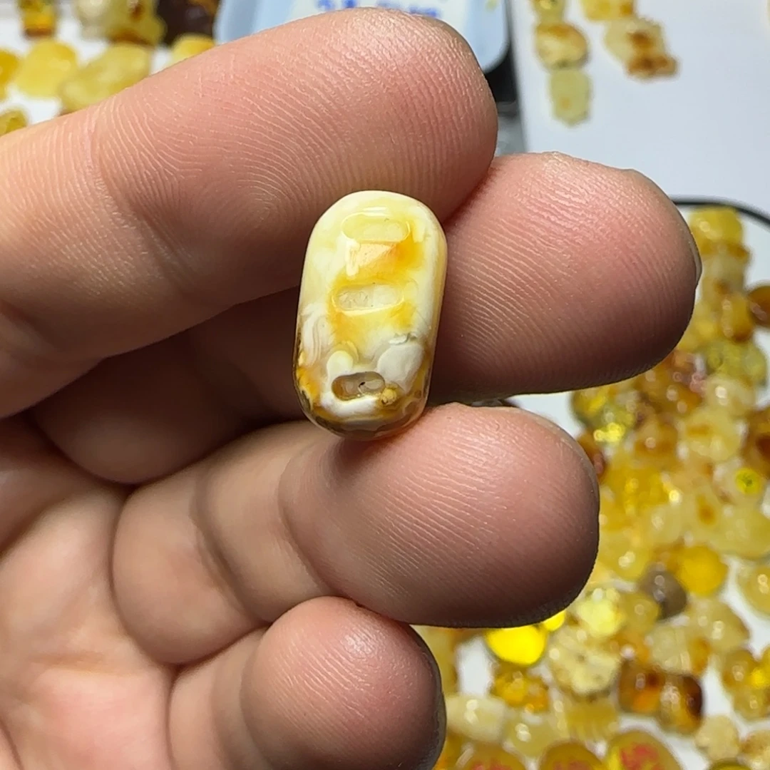 羊***羊琥珀未镶嵌裸石08克