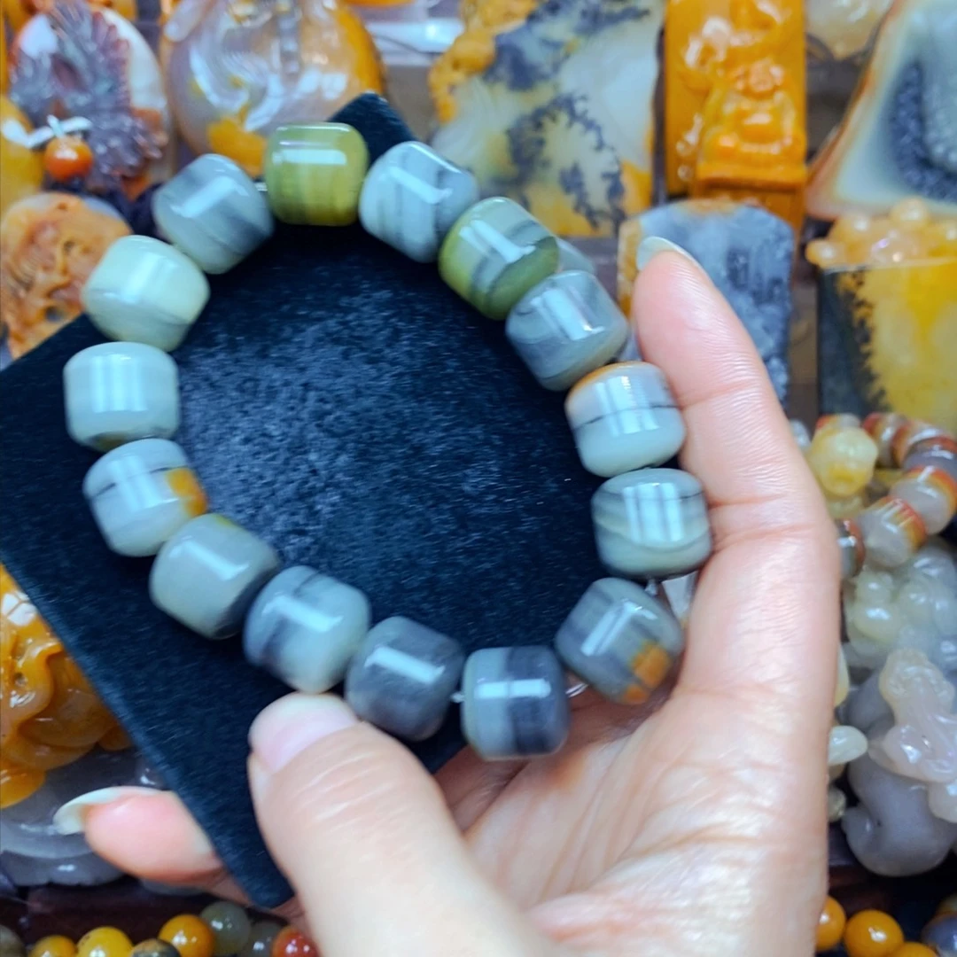 未镶嵌石英质玉（黄龙玉）颈饰