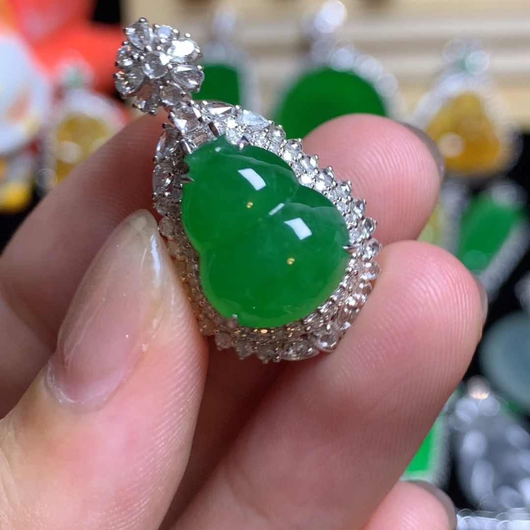 翡翠18K金镶嵌颈饰葫芦