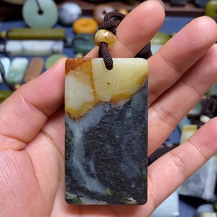 穿***期未镶嵌蛇纹石玉颈饰