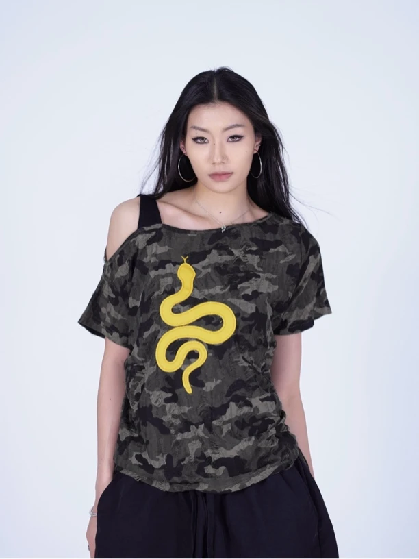 SUANS原创自制小蛇黄色印花迷彩斜肩连肩带个性街头休闲辣妹短袖