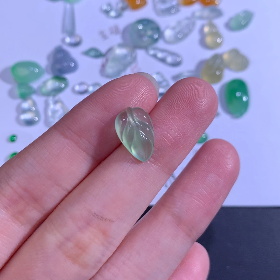 翡翠未镶嵌颈饰叶子