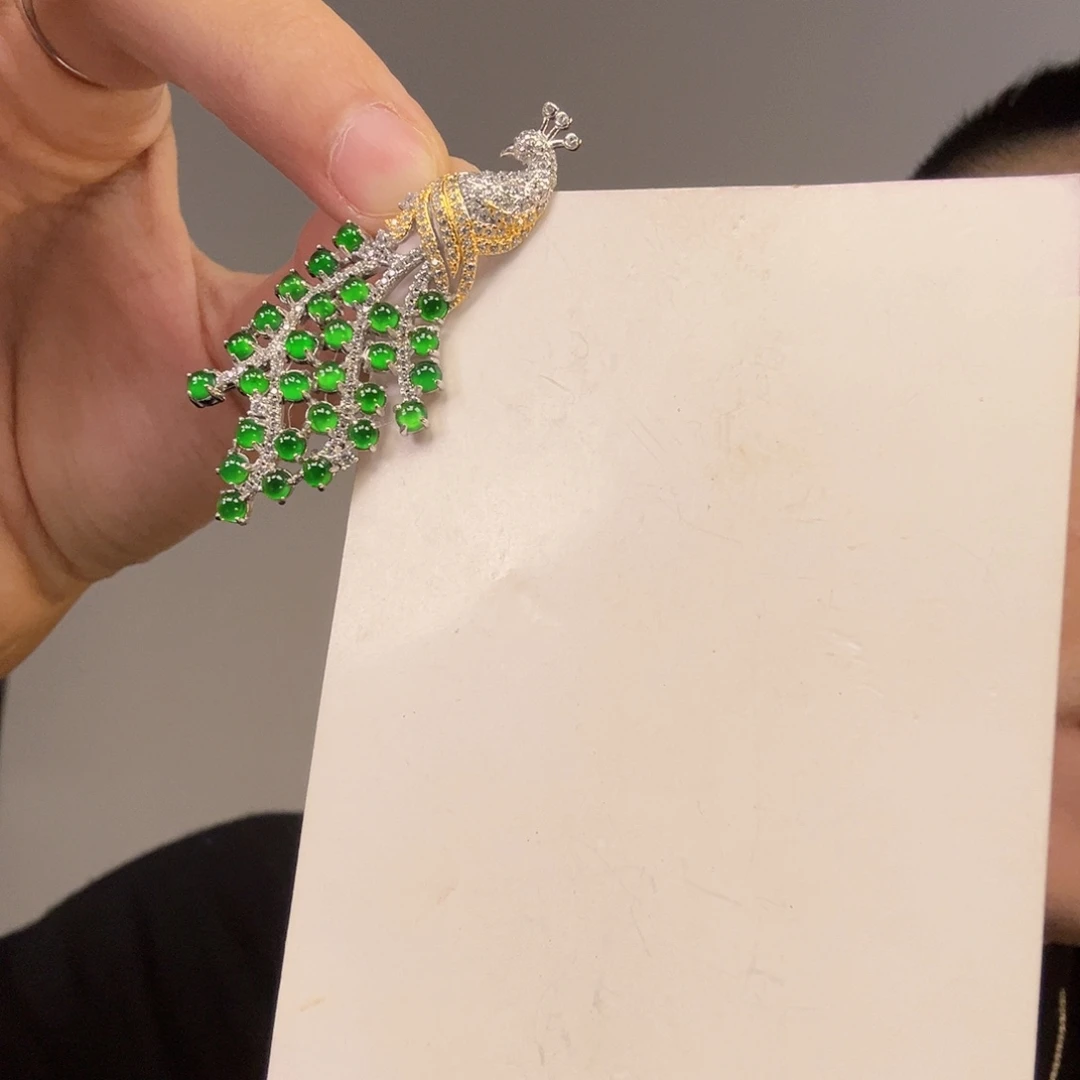 翡翠未镶嵌颈饰一件