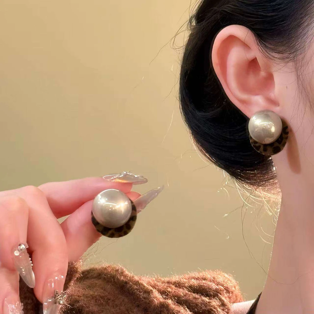 合金耳饰 简秋主义秋冬复古植绒豹纹珍珠耳钉女2025新款百搭银针