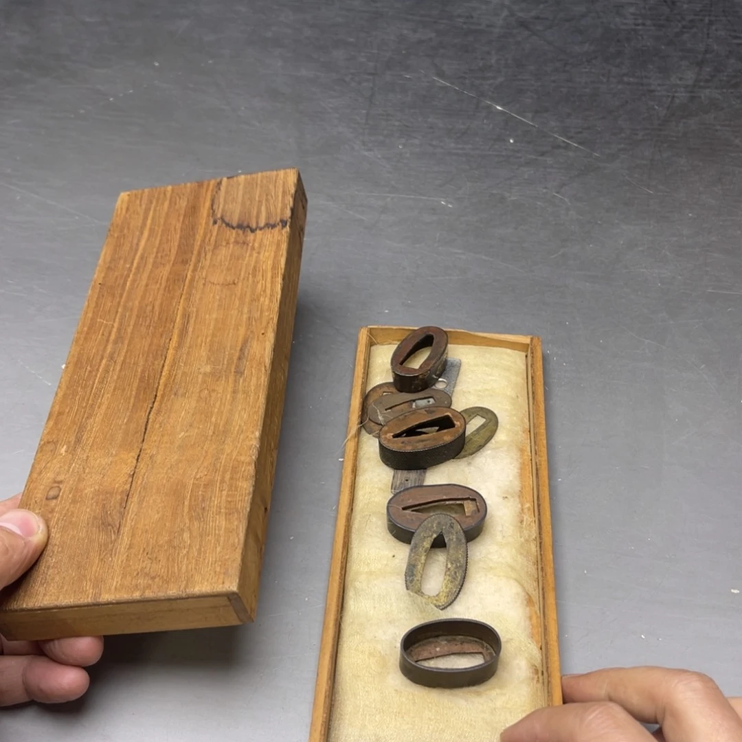 瓷片千***?密密麻麻地写在书