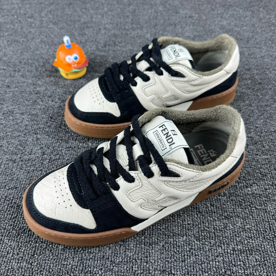 95新 FENDI/芬迪 37码黑白简约时尚HB1536