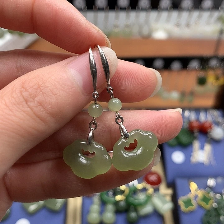 和田玉银S925镶嵌耳饰如意锁晴水色