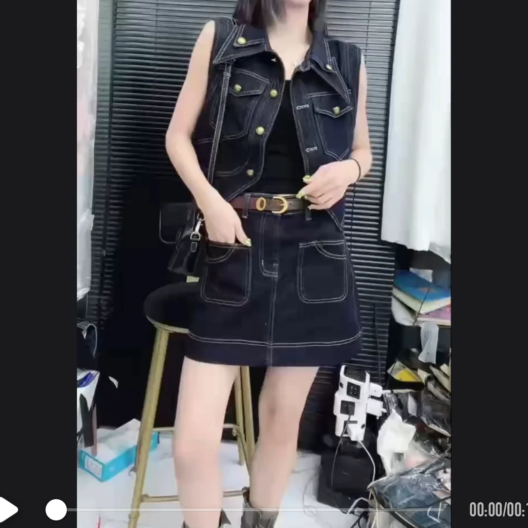 2.秋季牛仔马夹长约50，牛仔裙长约41会掉色