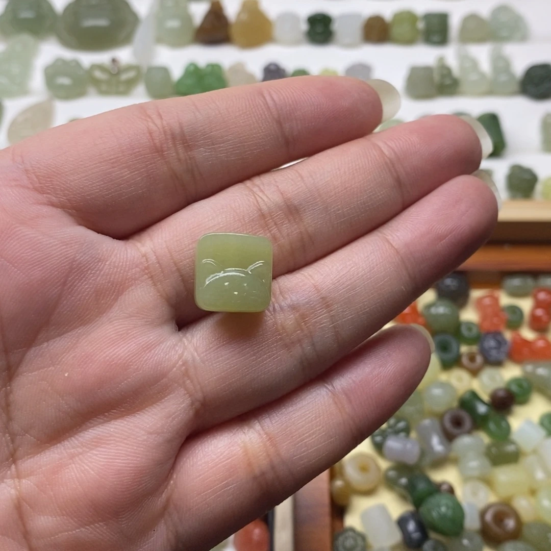 玻***萍和田玉未镶嵌颈饰