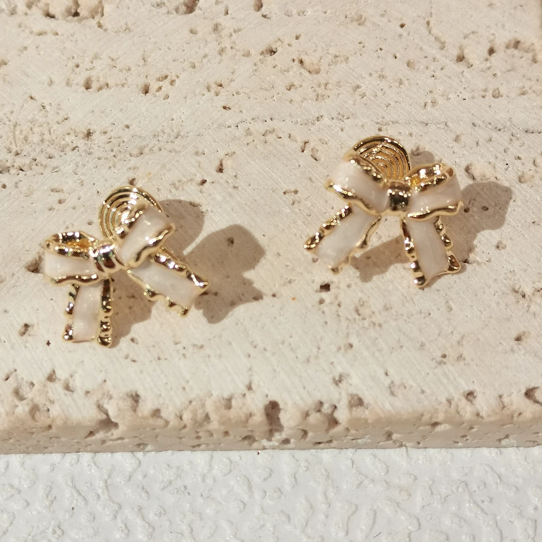 合金耳饰 甜可饰品  时尚百搭精致米白色蝴蝶耳夹